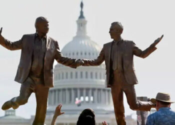 Ουάσιγκτον: Άγαλμα με Τραμπ και Έπσταϊν κρατιέται χέρι-χέρι