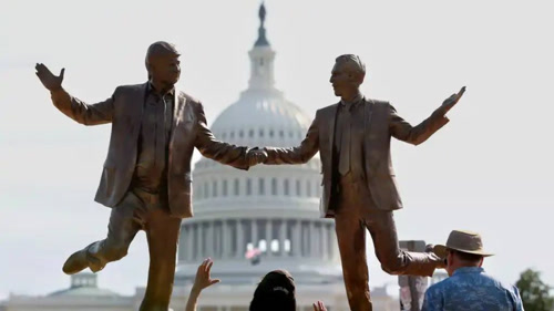 Ουάσιγκτον: Άγαλμα με Τραμπ και Έπσταϊν κρατιέται χέρι-χέρι