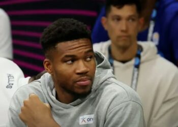 Ο Αντετοκούνμπο συνομίλησε με τους διαιτητές μετά την ήττα της Ελλάδας από τη Βοσνία