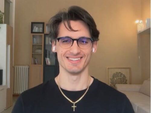 «Σέξι ιερέας» από την Ιταλία διαφημίζει συμπληρώματα διατροφής