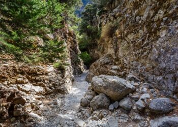 Σφακιά: Στήθηκε επιχείρηση διάσωσης για 49χρονο που τραυματίστηκε σε φαράγγι