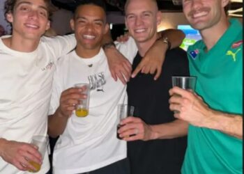 Ο Καραλής γιόρτασε το ασημένιο μετάλλιο με συναθλητές