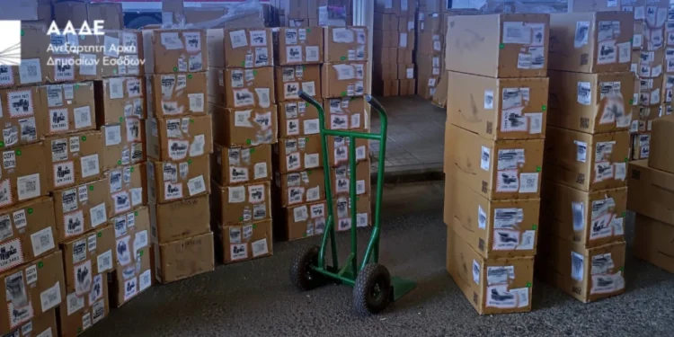 Η μεγαλύτερη ποσότητα λαθραίων ειδών ατμίσματος που έχει εντοπιστεί ποτέ στην Ελλάδα κατασχέθηκε από τους ελεγκτές της ΑΑΔΕ στο Τελωνείο Ευζώνων