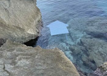 Φημισμένη παραλία με… τραπεζοκαθίσματα στο βυθό – Άγνωστοι τα πέταξαν στη θάλασσα