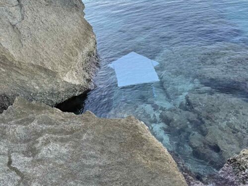 Φημισμένη παραλία με… τραπεζοκαθίσματα στο βυθό – Άγνωστοι τα πέταξαν στη θάλασσα