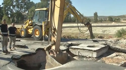 Λεωφόρος Μαρκοπούλου: Καθίζηση δρόμου λόγω σπασμένου αγωγού ΕΥΔΑΠ