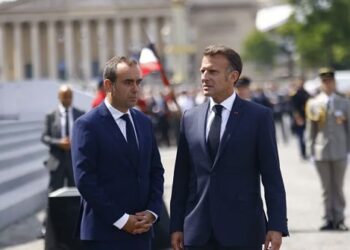 Υπό ομηρία ο Λεκορνύ: Η γαλλική αστάθεια ενισχύει την ακροδεξιά