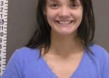 Βόρεια Ντακότα: Γυναίκα σκότωσε τον εραστή της με τσεκούρι – Χαμογελούσε στη φωτογραφία σύλληψης