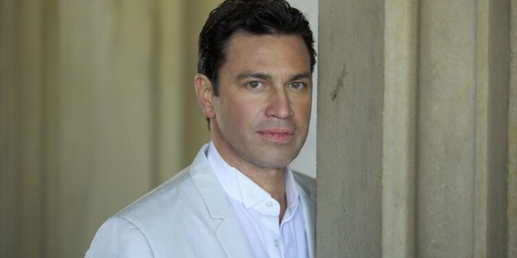 Μάριος Φραγκούλης: «Η μητέρα μου είπε ότι θα πάει στο μανάβικο και δεν επέστρεψε ποτέ, έφυγε για την Αφρική»