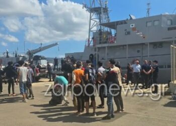 Μεταφορά των τελευταίων μεταναστών από την Αγυιά στις Σέρρες