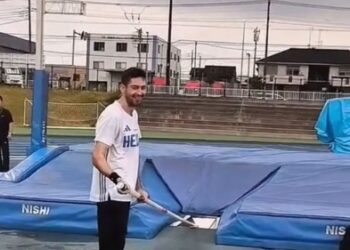 Ο Μίλτος Τεντόγλου σηκώνει… κοντάρι απέναντι στον Καραλή