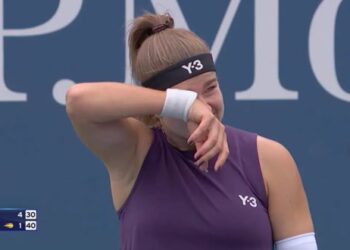Συγκλονισμένη η Καρολίνα Μούχοβα στο US Open: Διέκοψε τον αγώνα όταν είδε τον πρώην της