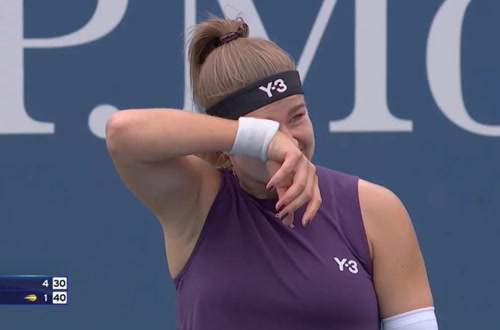 Συγκλονισμένη η Καρολίνα Μούχοβα στο US Open: Διέκοψε τον αγώνα όταν είδε τον πρώην της