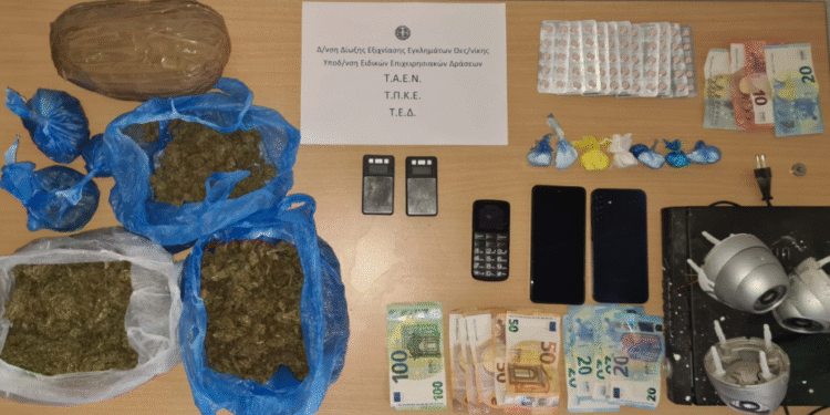 Θεσσαλονίκη: Ο σκύλος της αστυνομίας “μυρίστηκε” τα ναρκωτικά και κατέδωσε σπείρα