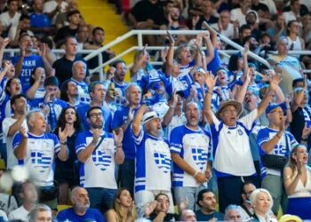 Ένταση στο Ελλάδα – Βοσνία: Προσπάθεια αρπαγής ελληνικών σημαιών – Απομάκρυνση από το γήπεδο