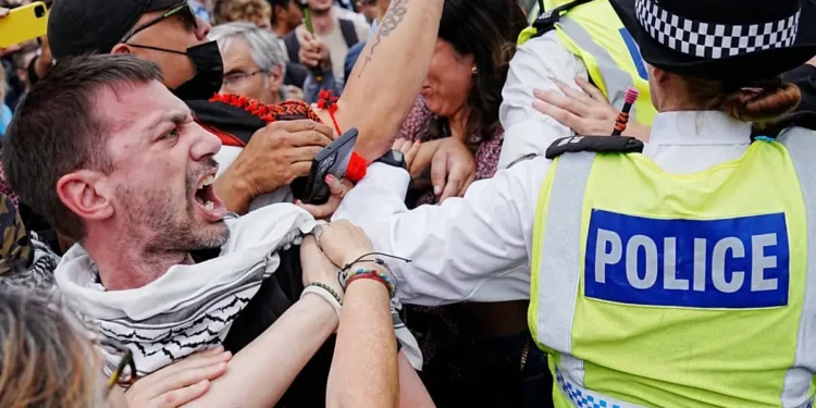 Λονδίνο: Σύλληψη πάνω από 400 διαδηλωτών σε συγκέντρωση υπέρ της Palestine Action