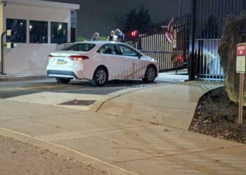 Συναγερμός στο Πίτσμπουργκ: Αυτοκίνητο έπεσε στην είσοδο του FBI