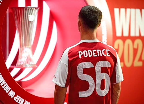 Ο Ποντένσε στους «ερυθρόλευκους»: Εικόνες από την επίσκεψή του στο μουσείο