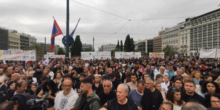 Πλήθος κόσμου ξανά στο Σύνταγμα για τον Πάνο Ρούτσι