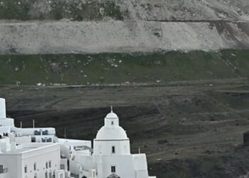 Σαντορίνη: Επιστημονική μελέτη συνδέει το ηφαίστειο με 30.000 σεισμούς