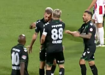 Ποδοσφαιριστής της Σακάριασπορ αποβλήθηκε για χαστούκι σε συμπαίκτη