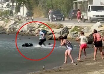 Σκιάθος: Τουρμπίνες Ryanair «πέταξαν» βαλίτσες στο νερό – Δείτε βίντεο