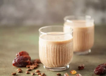 Θρεπτικό smoothie καφέ με χουρμάδες για να ξυπνήσετε