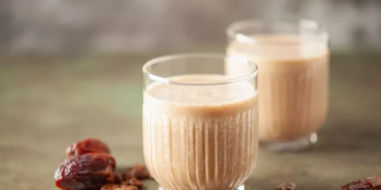 Θρεπτικό smoothie καφέ με χουρμάδες για να ξυπνήσετε