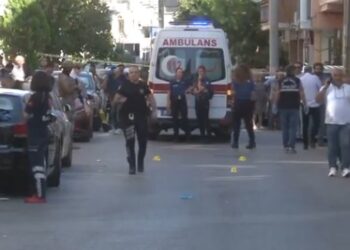 Σμύρνη: 16χρονος άνοιξε πυρ σε αστυνομικό τμήμα – Δύο νεκροί