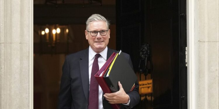 Κ. Στάρμερ: Σε σοκ μετά τη μεγαλύτερη ρωσική επίθεση στο Κίεβο