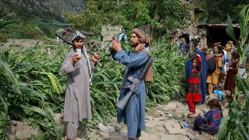 Αφγανιστάν: Οι Ταλιμπάν περιορίζουν κινητά και ίντερνετ