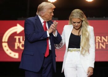 «Αμερικανός ήρωας» ο Κερκ κατά τον Τραμπ – Πράξη συγχώρεσης από τη σύζυγό του