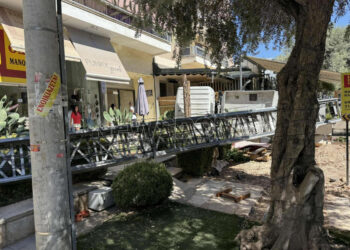 Γερανοφόρο όχημα κατέληξε μέσα σε καφετέρια