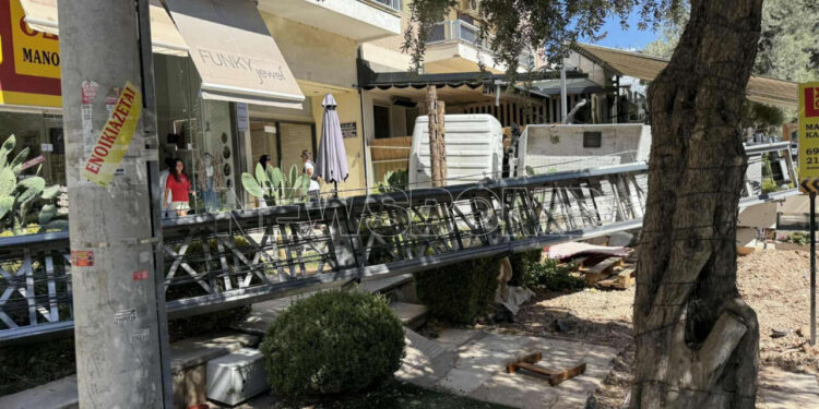 Γερανοφόρο όχημα κατέληξε μέσα σε καφετέρια