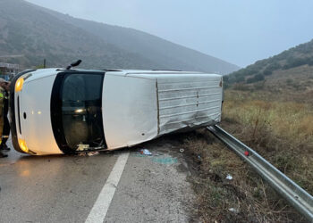 Τροχαίο ατύχημα στην Αμφιλοχία – Ανατροπή Ι.Χ. φορτηγού