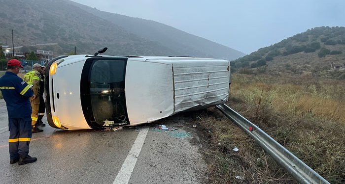 Τροχαίο ατύχημα στην Αμφιλοχία – Ανατροπή Ι.Χ. φορτηγού