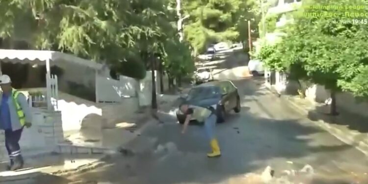 Βούλα: Αυτοκίνητο έπεσε σε τρύπα