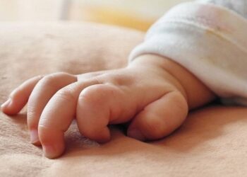 Πάτρα: «Ο γιος μου ήταν οξύθυμος αλλά όχι βίαιος» λέει η γιαγιά του 2,5 μηνών βρέφους