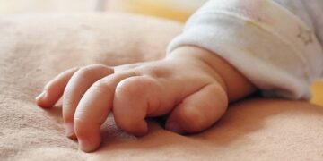 Πάτρα: «Ο γιος μου ήταν οξύθυμος αλλά όχι βίαιος» λέει η γιαγιά του 2,5 μηνών βρέφους