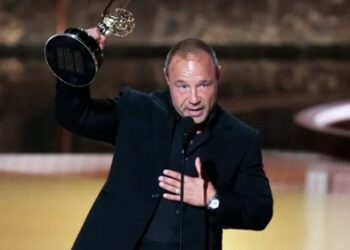 Μεγάλοι νικητές στα Έμμυ: «The Studio» και «Adolescence»