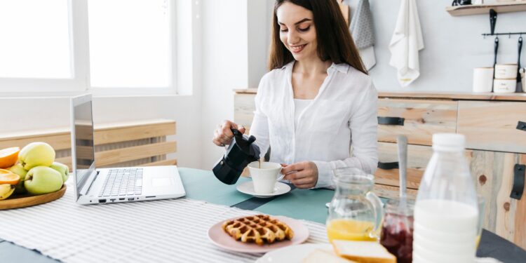 Γυναίκα που έχασε πάνω από 70 κιλά αποκαλύπτει: «Αυτές είναι οι 4 πρωινές συνήθειες που με βοήθησαν στην απώλεια βάρους»