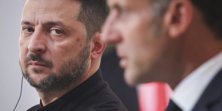 Συνομιλία Ζελένσκι – Μακρόν μετά τη μεγαλύτερη ρωσική αεροπορική επιδρομή