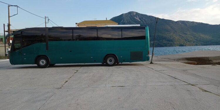 Μύτικας: Οδηγός του ΚΤΕΛ τράκαρε κολώνα και έφυγε σα να μην συνέβη τίποτα!