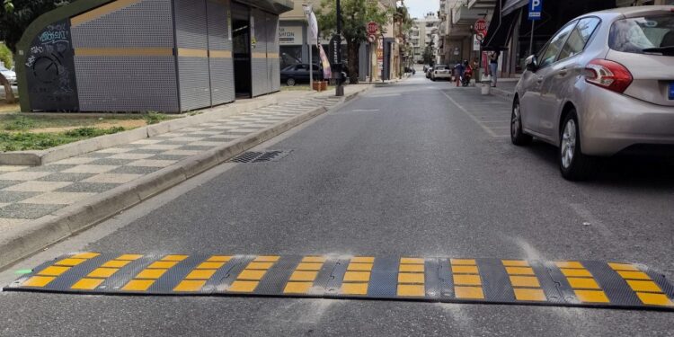 Αγρίνιο: Τοποθέτηση υπερυψωμένων εγκάρσιων λωρίδων στην οδό Γρίβα για την ενίσχυση της οδικής ασφάλειας