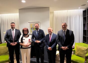 Ο Βασιλιάς Κάρολος τίμησε τη Πρόεδρο της Βυρωνικής Εταιρείας Ιεράς Πόλεως Μεσολογγίου, Ροδάνθη Φλώρου