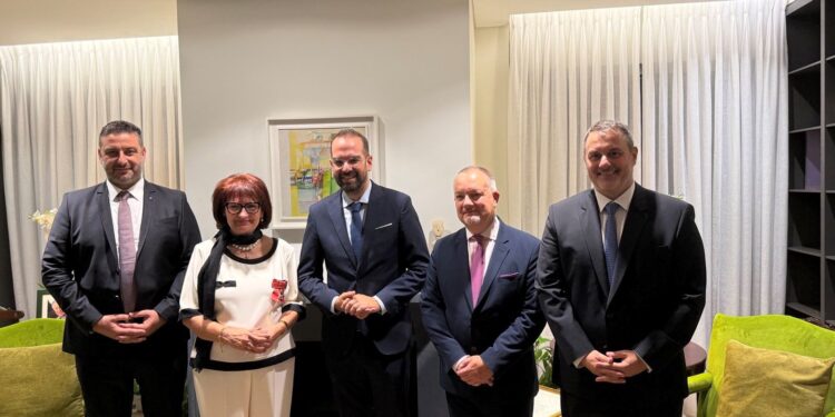 Ο Βασιλιάς Κάρολος τίμησε τη Πρόεδρο της Βυρωνικής Εταιρείας Ιεράς Πόλεως Μεσολογγίου, Ροδάνθη Φλώρου