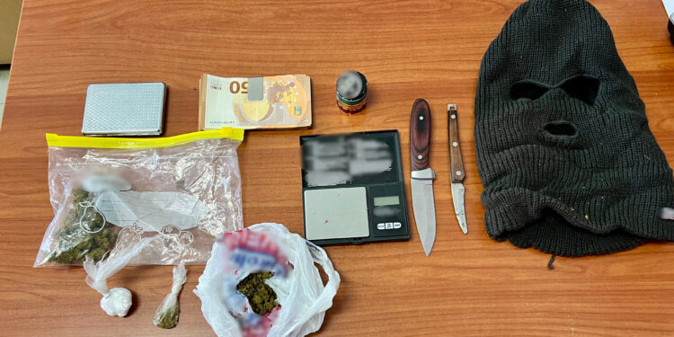 Μεσολόγγι: Πιάστηκε με ναρκωτικά και μαχαίρια (ΦΩΤΟ)