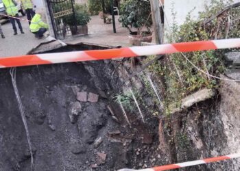 Σοκ στις Φυτείες από τεράστιο κρατήρα ανάμεσα σε σπίτια