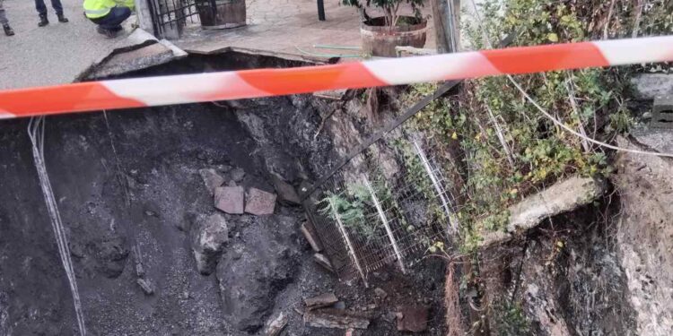 Σοκ στις Φυτείες από τεράστιο κρατήρα ανάμεσα σε σπίτια