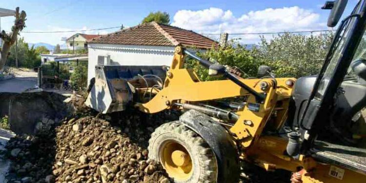 Καλύπτεται ο κρατήρας στις Φυτείες Αιτωλοακαρνανίας – Σε εξέλιξη οι εργασίες αποκατάστασης από την καθίζηση (ΦΩΤΟ)